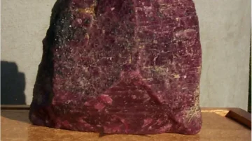 Un gigantesco rubino da 11.000 carati scoperto in una miniera in Birmania