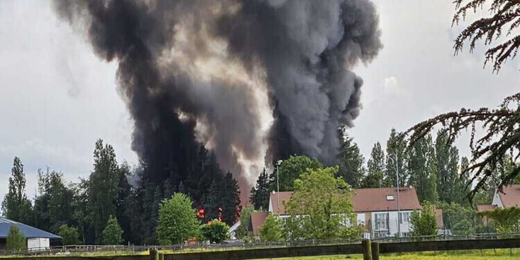 Un spectaculaire incendie danns les Yvelines provoque un immense panache de fumée