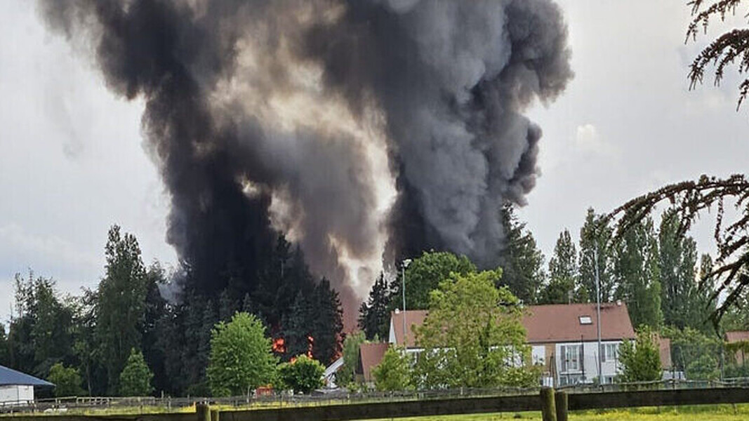 Un spectaculaire incendie danns les Yvelines provoque un immense panache de fumée Un spectaculaire incendie danns les Yvelines provoque un immense panache de fumée