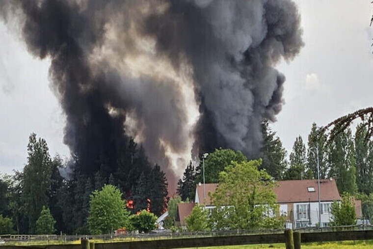 Un spectaculaire incendie danns les Yvelines provoque un immense panache de fumée