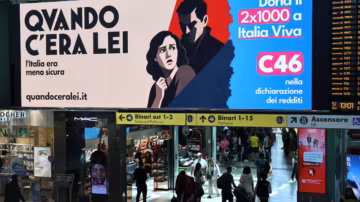 Une campagne publicitaire assimilant Giorgia Meloni à Mussolini déclenche une vive polémique en Italie