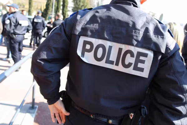 Une femme retrouvée morte dans sa baignoire à Paris, son compagnon activement recherché