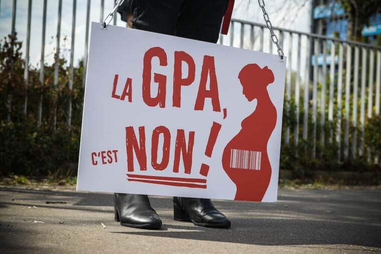 Une tribune transpartisane contre la GPA relance le débat bioéthique