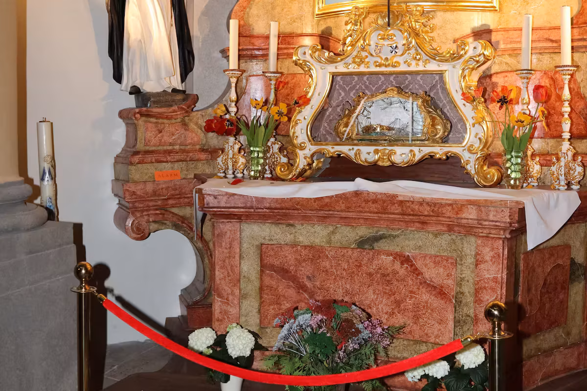 Vol spectaculaire en République tchèque : un crâne de saint médiéval dérobé dans une église