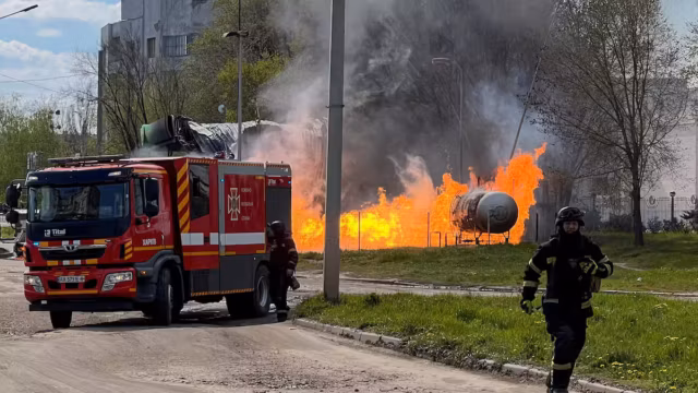 Zelensky alerte sur une nouvelle stratégie russe : des attaques massives de drones désormais lancées en plein jour