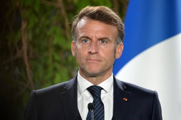 Emmanuel Macron veut accélérer l'électrification de la France