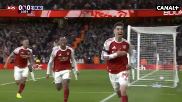 — Arsenal champion d’Angleterre : les Gunners sacrés 22 ans après leur dernier titre — Arsenal champion d’Angleterre : les Gunners sacrés 22 ans après leur dernier titre