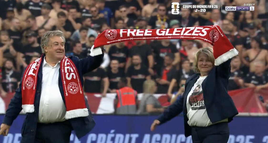 — Coppa di Francia: i genitori di Christophe Gleizes, detenuto in Algeria, danno il calcio d'inizio alla partita.