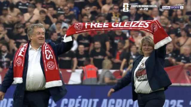 — Coupe de France : les parents de Christophe Gleizes, détenu en Algérie, donnent le coup d’envoi