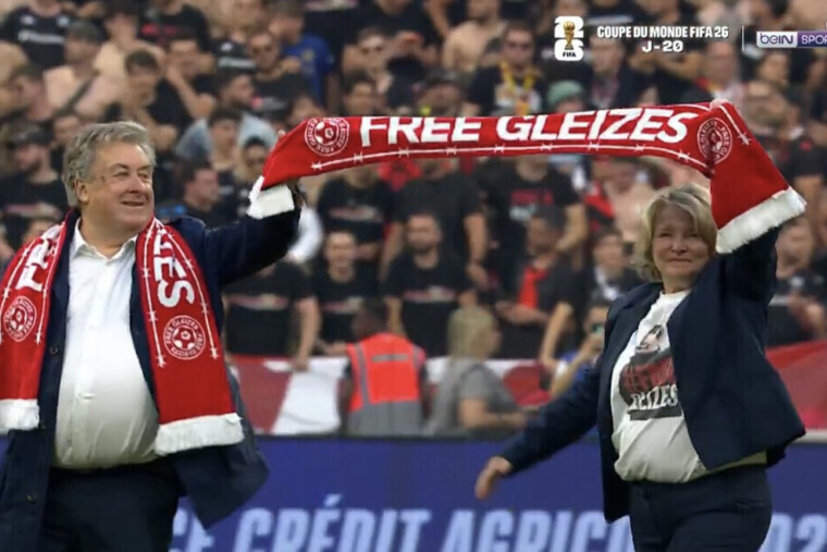 — Coupe de France : les parents de Christophe Gleizes, détenu en Algérie, donnent le coup d’envoi