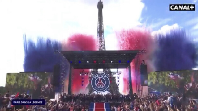 — Le PSG parade au Champ-de-Mars avec la Ligue des champions — Le PSG parade au Champ-de-Mars avec la Ligue des champions
