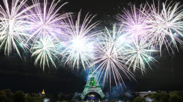 Le feu d'artifice parisien du 14 Juillet tiré dès le 13 pour commémorer l'attentat de Nice