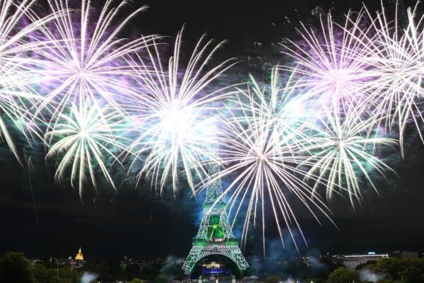 7月14日にパリで行われる花火大会は、ニース襲撃事件を追悼するため、早くも13日に開始された。