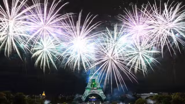 Le feu d'artifice parisien du 14 Juillet tiré dès le 13 pour commémorer l'attentat de Nice Le feu d'artifice parisien du 14 Juillet tiré dès le 13 pour commémorer l'attentat de Nice