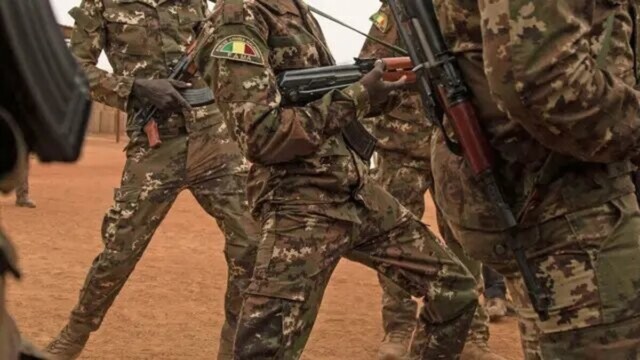 Vague d'attaques au Mali : des insurgés frappent plusieurs villes, l'armée assure avoir repris le contrôle