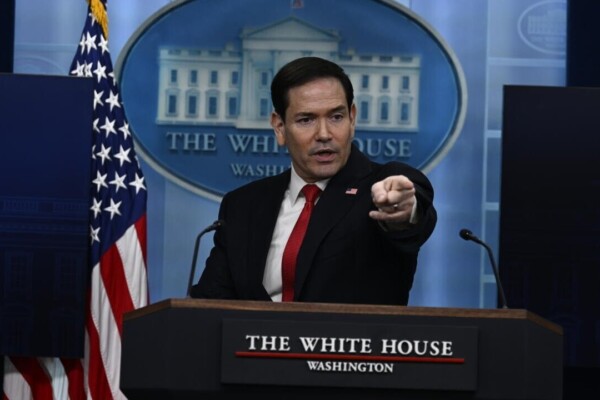 Marco Rubio à Rome pour apaiser les tensions entre Trump et le Vatican