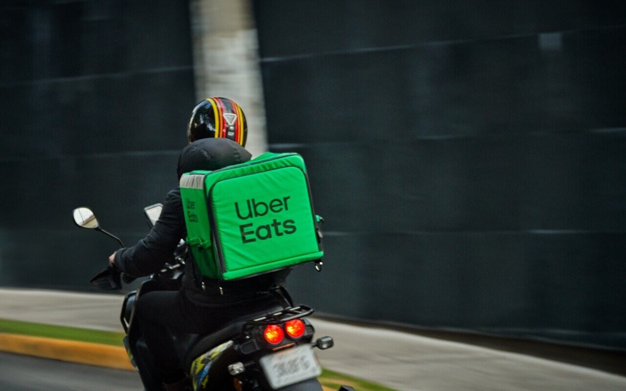 Uber Eats et Deliveroo mis en demeure pour opacité et suspensions abusives