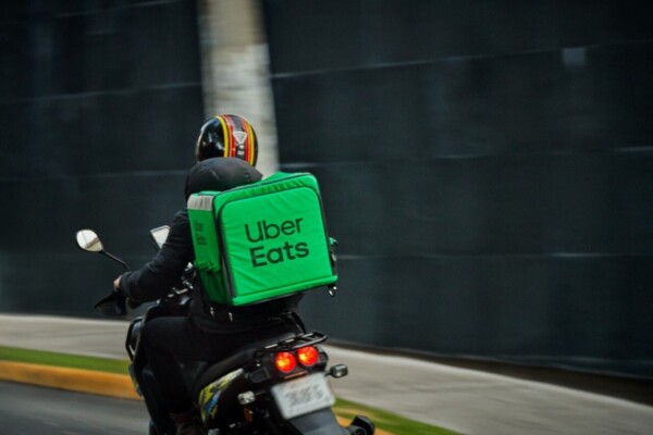 Uber Eats et Deliveroo mis en demeure pour opacité et suspensions abusives