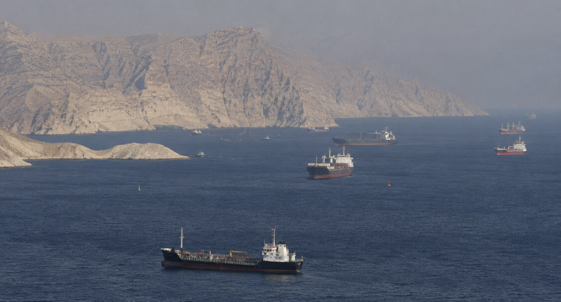 Iran announces the closure of the Strait of Hormuz once again
