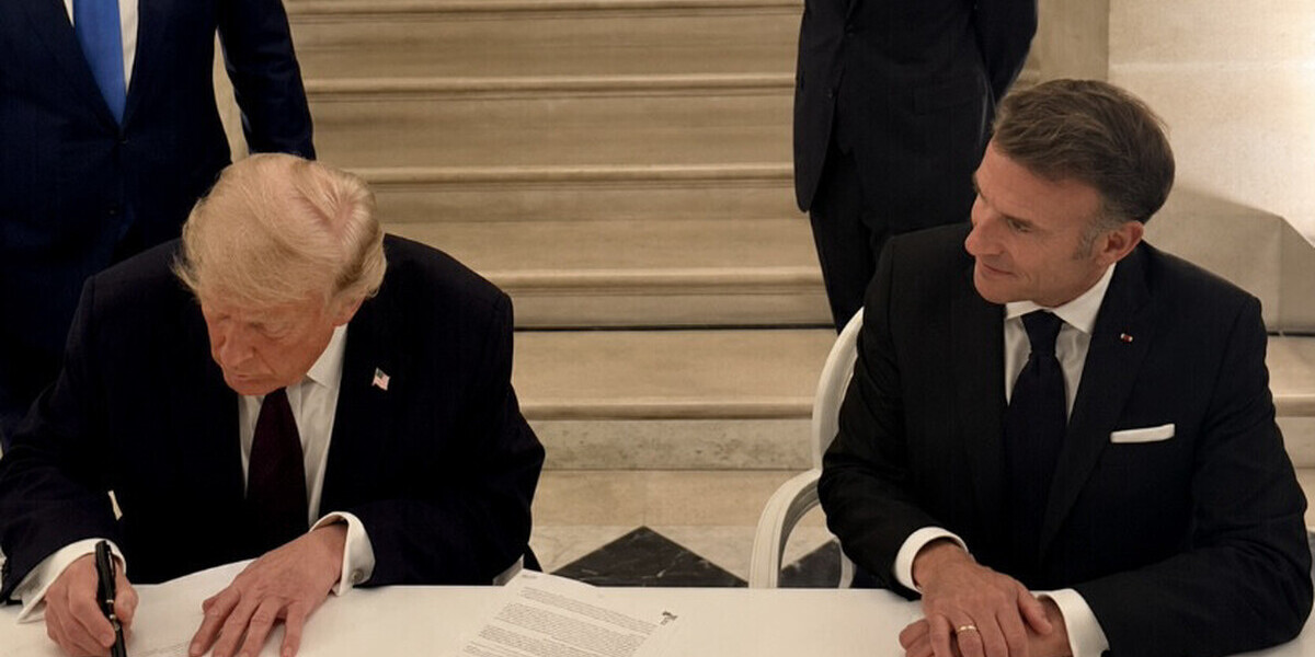 Trump unterzeichnet ein Abkommen zwischen den Vereinigten Staaten und dem Iran aus Versailles.