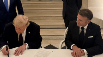 Trump signe depuis Versailles un accord entre les États-Unis et l’Iran