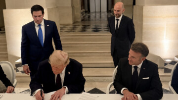 Trump signe depuis Versailles un accord entre les États-Unis et l’Iran