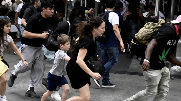 Screenshot Tirs à Times Square : panique en plein Manhattan, un adolescent de 17 ans arrêté