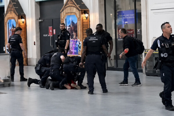 Un homme armé d’un couteau à la gare Saint-Lazare : une interpellation sous tension à Paris