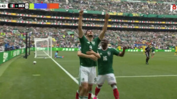 — Weltmeisterschaft: Mexiko schlägt Südafrika mit 2:0 in einem Spiel mit drei roten Karten