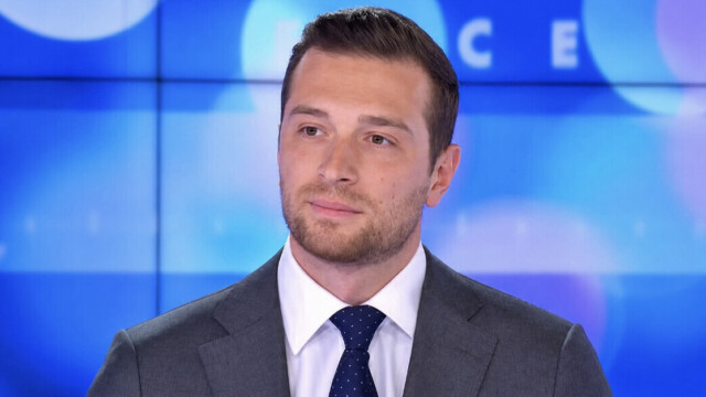 «Ça annonce le calendrier électoral» : Jordan Bardella s’emporte après une nouvelle opération judiciaire visant le RN