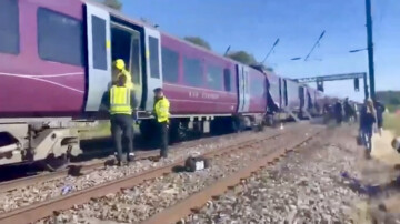 Collision ferroviaire près de Bedford : deux trains de voyageurs se percutent, plusieurs blessés graves
