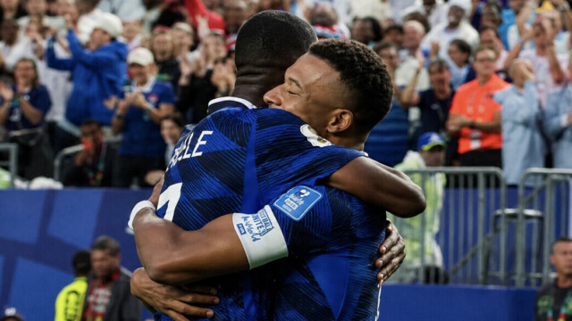 — Mondial – Mbappé foudroie l’Irak, les Bleus filent en 16es malgré l’orage Mondial - Mbappé foudroie l’Irak, les Bleus filent en 16es malgré l’orage