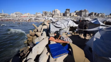 À Gaza, la chaleur pousse des milliers de déplacés vers une mer polluée faute d’eau potable