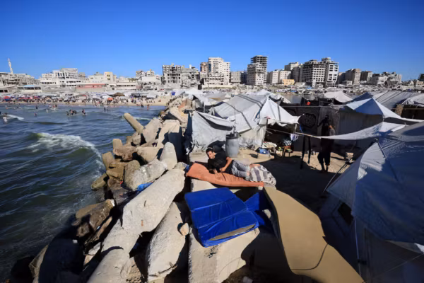 À Gaza, la chaleur pousse des milliers de déplacés vers une mer polluée faute d’eau potable