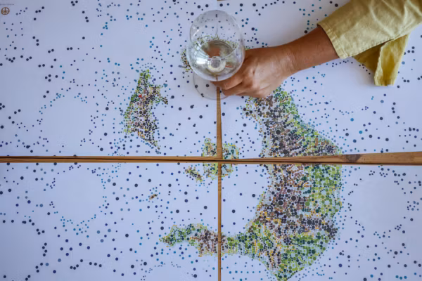 À Santorin, les vignerons s’adaptent à la chaleur et à la sécheresse pour préserver leurs vignobles