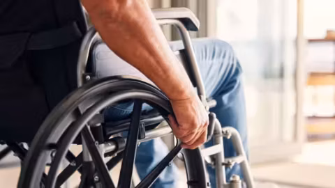 Accès aux fauteuils roulants : la réforme du remboursement intégral encore freinée par des difficultés de terrain