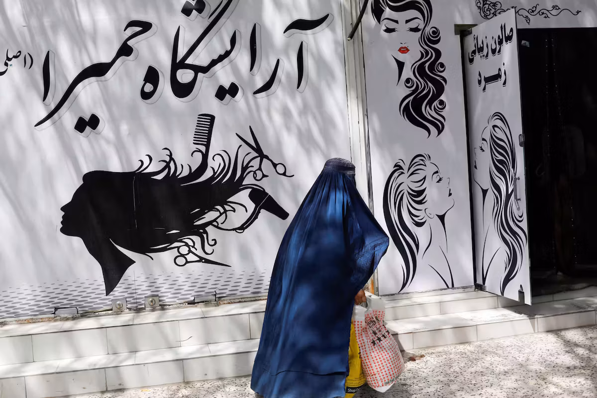 Afghanistan : des manifestations anti-hijab violemment dispersées dans l’ouest du pays, une femme tuée selon des témoins