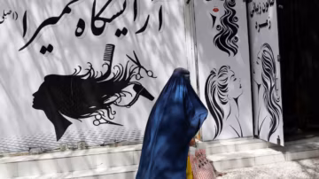 Afghanistan : des manifestations anti-hijab violemment dispersées dans l’ouest du pays, une femme tuée selon des témoins