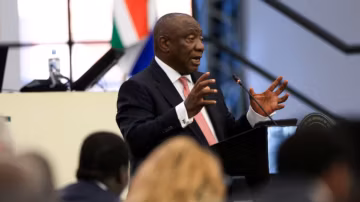 Afrique du Sud : Ramaphosa tente de bloquer une procédure de destitution liée au scandale « Farmgate »