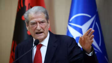 Albanien: Sali Berisha behauptet, die Vereinigten Staaten würden das seit 2021 gegen ihn verhängte Einreiseverbot aufheben.