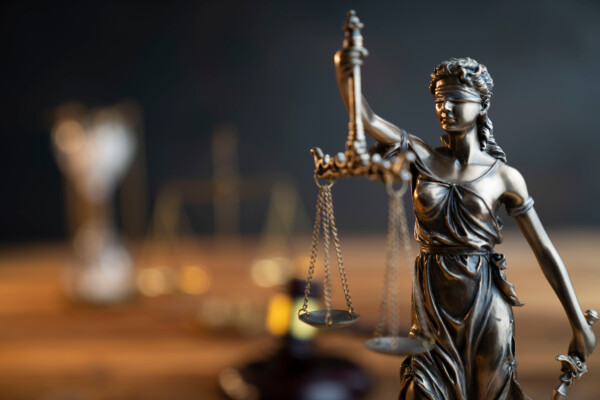 Amiens: Cadena perpetua para un hombre declarado culpable del asesinato de su pareja, su hijo y su cuñada.