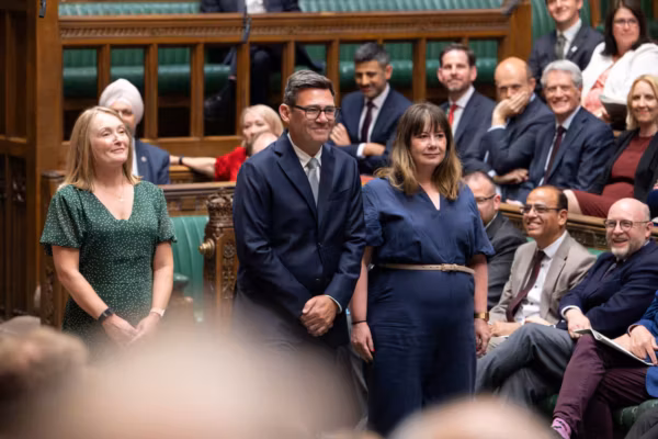 Andy Burnham prêt à prendre les rênes du Royaume-Uni avec une promesse forte : retirer du pouvoir à Londres