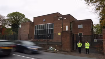Attentat contre une synagogue à Manchester : un Britannique reconnaît avoir aidé l’assaillant avant l’attaque