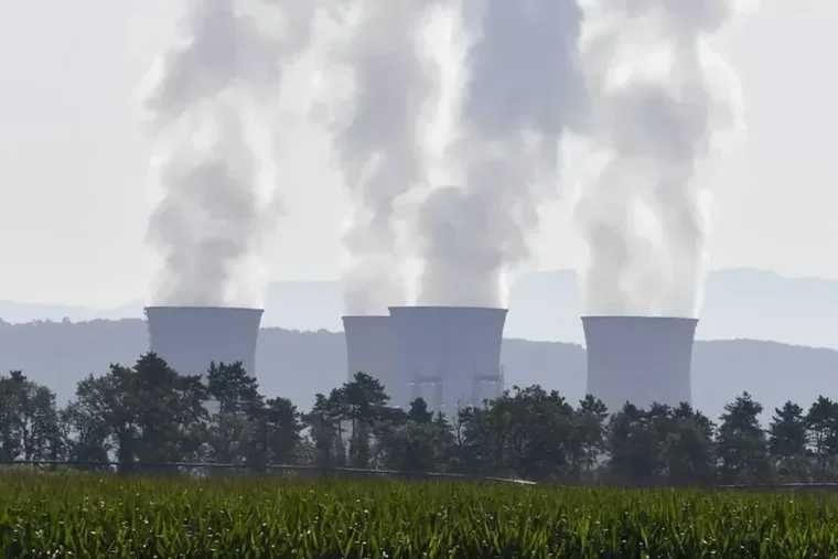 Canicule : EDF envisage de réduire la production de plusieurs centrales nucléaires dès mardi