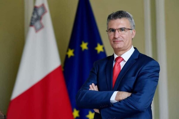Carmelo Abela, un homme de consensus à la tête du Parlement maltais