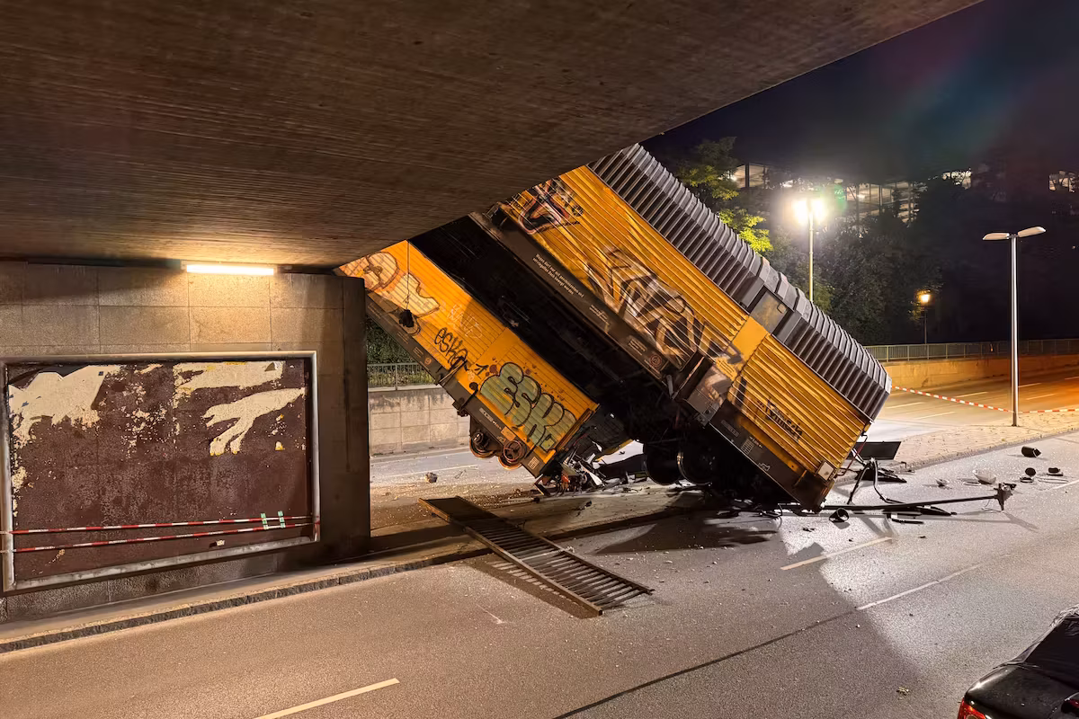 Catastrophe spectaculaire à Munich : deux wagons chutent d’un pont après une collision ferroviaire mortelle