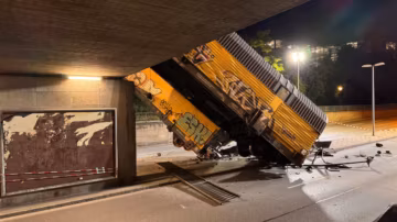 Catastrophe spectaculaire à Munich : deux wagons chutent d’un pont après une collision ferroviaire mortelle