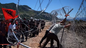 Colère en Albanie : des manifestants démantèlent les clôtures d’un chantier de luxe