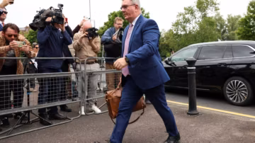 Condamné pour des crimes sexuels sur mineurs, Jeffrey Donaldson demande le retrait de son titre de chevalier