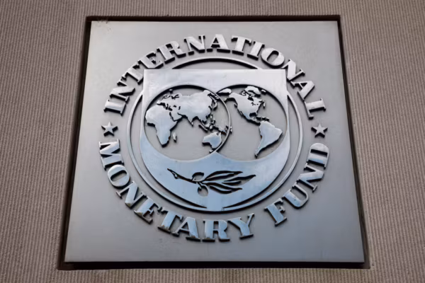 科特迪瓦：国际货币基金组织在其经济计划获批后发放了832,8亿美元。
